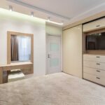 Dlaczego nie powinieneś mieć telewizora w sypialni: Lekarze wyjaśniają, jak technologia szkodzi nie tylko snu, ale i relacjom z innymi.