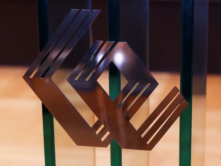 PKO Bank Hipoteczny zdecydował się na największą w dziejach powojennych emisję listów zastawnych skierowaną do odbiorców indywidualnych. Jej wartość wynosi 1,155 mld zł. Rozeszły się błyskawicznie, a teraz po raz pierwszy pojawiają się na GPW. Pierwsze notowanie obligacji hipotecznych PKO Banku Hipotecznego - INFBusiness