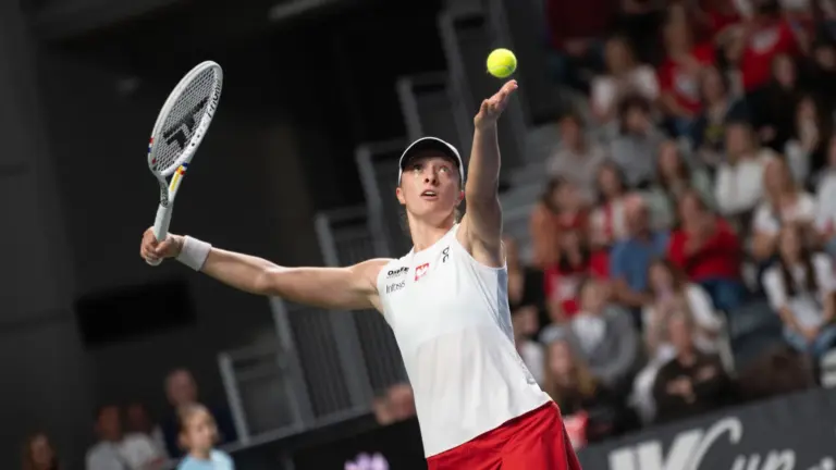 W ciągu dwóch ekspresowych partii Iga Świątek uporała się z reprezentantką Nowej Zelandii, Elyse Tse, w potyczce Billie Jean King Cup. Entuzjazm polskich fanów wzbudziła dyspozycja mistrzyni. Iga Świątek triumfuje w Pucharze Billie Jean King. Polska liderem w tenisie. - INFBusiness