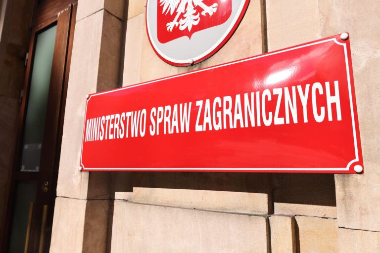 W siedzibie Ministerstwa Spraw Zagranicznych stawił się ambasador Izraela, Jaakow Finkelstein. Został on wezwany w związku z postem opublikowanym przez instytut Jad Waszem. Jak oznajmił rzecznik departamentu, izraelski przedstawiciel dyplomatyczny przyjął z aprobatą reakcję polskich władz. Izraelski ambasador wzywany do resortu spraw zagranicznych. Przebieg spotkania po poście Yad Vashem? - INFBusiness