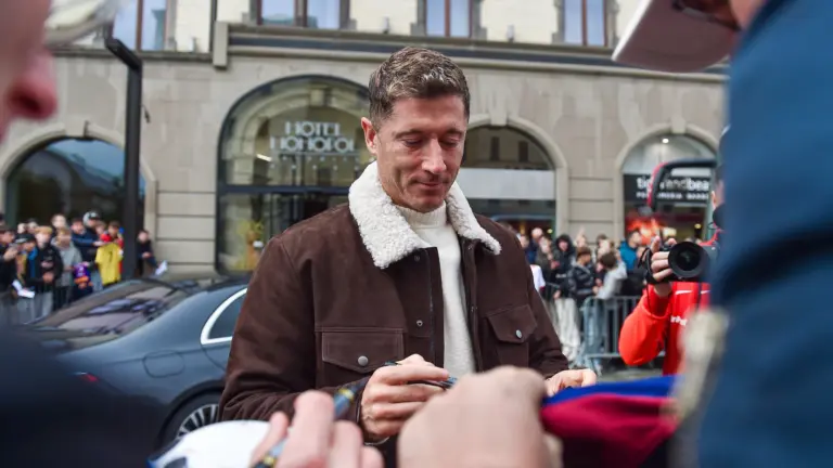 Czyżby Robert Lewandowski opuści FC Barcelonę? Saga transferowa z udziałem Polaka może się ciągnąć przez następne miesiące. Doniesienia stają się coraz bardziej interesujące. Legendy wywierają presję na Roberta Lewandowskiego. Przenosiny Polaka są prawdopodobne! – Transfery - INFBusiness