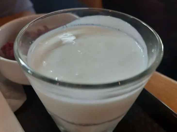 Uwaga na niebezpieczny duet: czego absolutnie nie należy pić z jogurtem i kefirem кефир