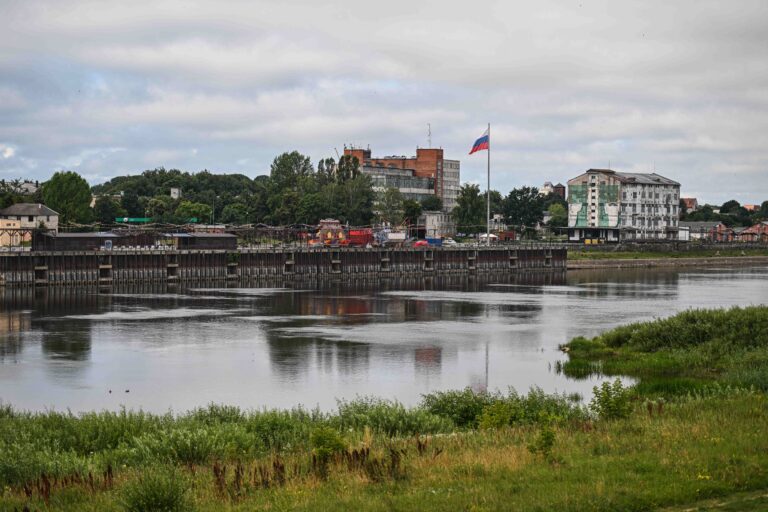 Główny Inspektorat Transportu Drogowego przyznał zgodę na regularne linie autobusowe z Kaliningradu do Warszawy firmie zarejestrowanej w Polsce. Lecz – jak ustaliła „Rzeczpospolita” – jest ona własnością obywatela Rosji, który przebywa w Rosji. Zaś z trzynastu przedsiębiorstw, które mogą realizować te przewozy, tylko trzy są polskie. Rosja nadzoruje transport autobusowy z Polską i uruchamia nowe trasy do Kaliningradu. - INFBusiness
