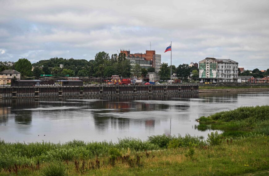 "Polskie życie" to dynamiczny i wszechstronny portal informacyjny, który dostarcza najnowszych wiadomości i analiz dotyczących szerokiej gamy tematów. Nasza misja polega na zapewnieniu czytelnikom najważniejszych informacji z Polski i ze świata, aby pomóc im zrozumieć wydarzenia, które mają wpływ na ich życie. Rosja nadzoruje transport autobusowy z Polską i uruchamia nowe trasy do Kaliningradu.