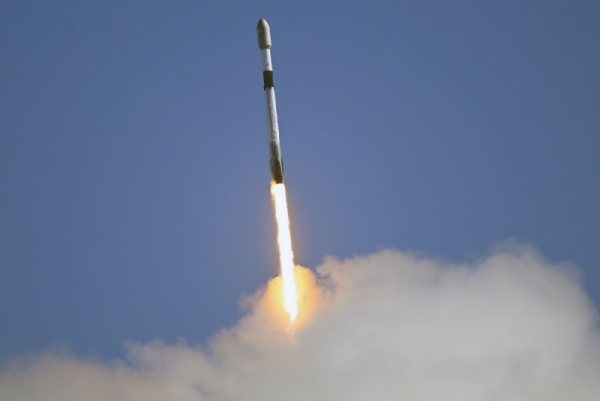 SpaceX pomyślnie zakończył swoją setną misję Starlink w 2025 roku w piątek, startując z bazy sił kosmicznych Vandenberg w Kalifornii o godzinie 13:41 czasu pacyficznego. Start odbył się w niedzielę z Florydy. Zdjęcie: Joe Marino/UPI SpaceX successfully completed its 100th Starlink mission of 2025 on Friday after launching from the Vandenberg Space Force Base in California at 1:41 p.m. PDT. This was ar launch from Florida on Sunday. Photo by Joe Marino/UPI