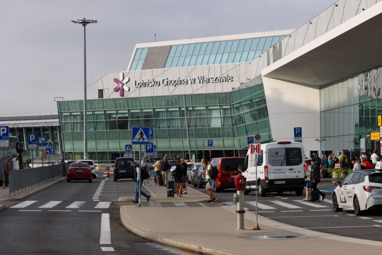 Rząd premiera Donalda Tuska utrzymuje program Mateusza Morawieckiego „Ulga na powrót” dedykowany osobom, które wyemigrowały i postanawiają wrócić do kraju. Jak informuje „Rzeczpospolita”, z danych wynika, że w minionym roku bezprecedensowa liczba osób odpisała ponad 1,5 mld zł. Powrót Polaków: Jaki był koszt finansowy? Idą w to grube miliardy. - INFBusiness