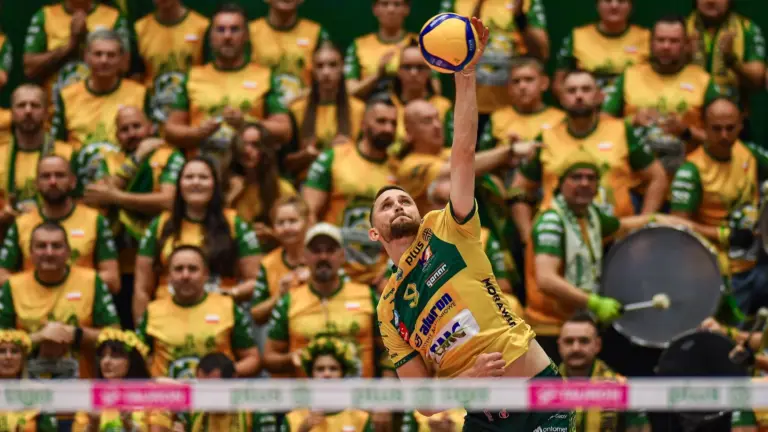 Starcie wicemistrza z aktualnym mistrzem Polski w męskiej siatkówce nie rozczarowało. Po zaciętej, pięciosetowej konfrontacji zwycięsko wyszedł Aluron CMC Warta Zawiercie, mający jednego, kluczowego gracza. PlusLiga: Bołądź gwiazdą w szlagierze. Przewyższył Leona – Siatka - INFBusiness