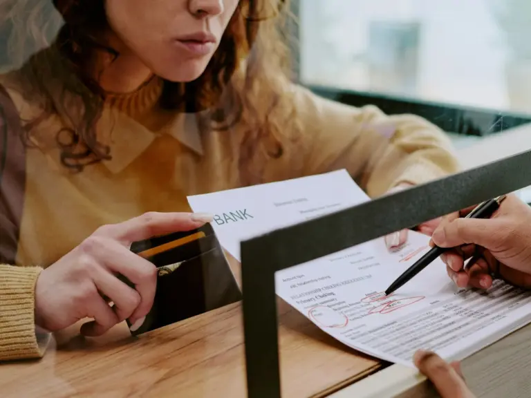 RPP piąty raz w bieżącym roku postanowiła o zredukowaniu wysokości stóp procentowych. To wyjątkowo dobra wiadomość dla osób spłacających kredyty. RPP po raz kolejny obniży raty? Decyzja zapadła - INFBusiness