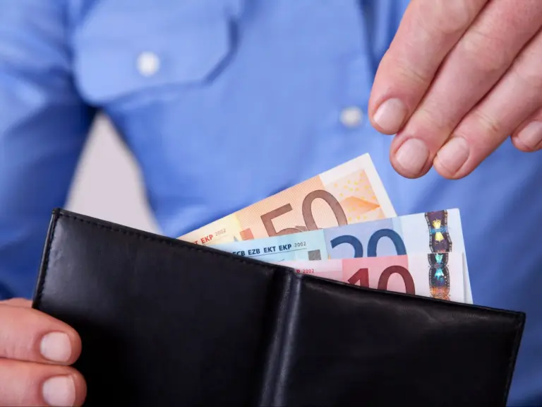 Kursy walut z dnia 10 listopada 2025 roku. Jaka jest cena dolara, euro, franka i funta? Kursy walutowe, 10.11.2025. Jak kształtują się ceny dolara, euro, franka szwajcarskiego i funta szterlinga? - INFBusiness