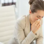 Polacy niedomagają, lecz nie idą na zwolnienie. Przyczyną są dni świąteczne.