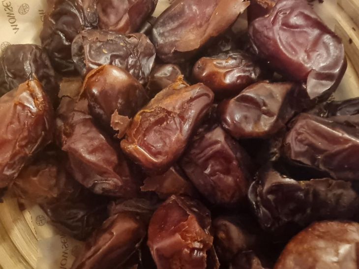 Daktyle rzadko są uważane za żywność leczniczą – częściej postrzega się je jako słodką przekąskę lub substytut słodyczy. Jednak gastroenterolodzy coraz częściej nazywają je „naturalną szczotką” dla jelit. Co się dzieje z jelitami, jeśli jesz trzy daktyle dziennie: gastroenterolodzy potwierdzają skuteczność „szczotkowania” monetami - INFBusiness