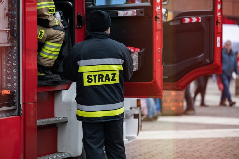 Dziesięć rodzin w powiecie puckim utraciło cały dobytek w wyniku pożaru. Płomienie ujawniły jednak coś więcej – lokale mieszkalne, które zajmowały te rodziny, formalnie nie miały prawa bytu. Kraj w kraju. Realny ogień w wymyślonym budynku - INFBusiness