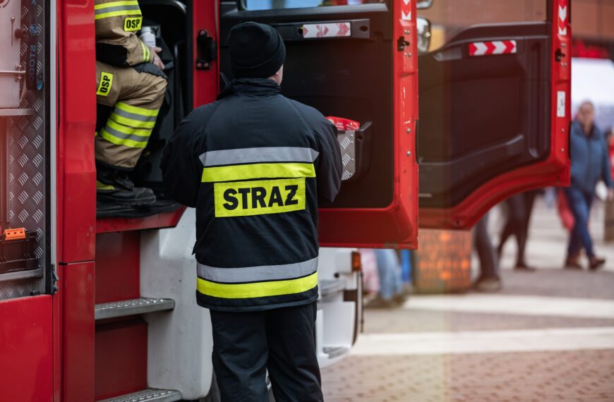 "Polskie życie" to dynamiczny i wszechstronny portal informacyjny, który dostarcza najnowszych wiadomości i analiz dotyczących szerokiej gamy tematów. Nasza misja polega na zapewnieniu czytelnikom najważniejszych informacji z Polski i ze świata, aby pomóc im zrozumieć wydarzenia, które mają wpływ na ich życie. Kraj w kraju. Realny ogień w wymyślonym budynku