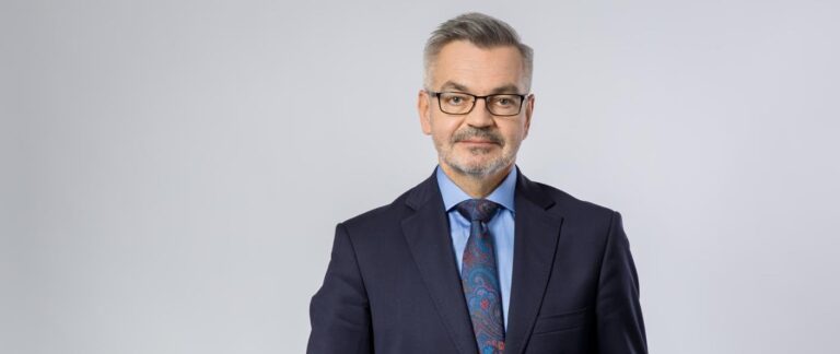 W Petersburgu doszło do incydentu z udziałem Krzysztofa Krajewskiego, ambasadora RP w Federacji Rosyjskiej. Na miejscu zdarzenia interweniowała ochrona ambasadora. Napad na polskiego ambasadora w Petersburgu. Ochrona SOP w akcji. - INFBusiness