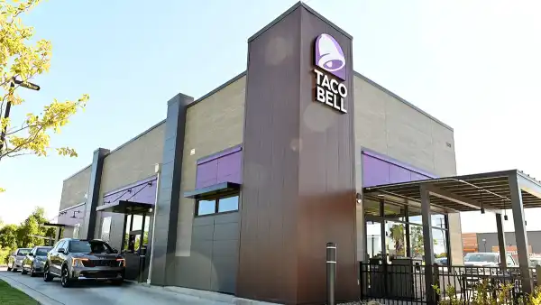 Wideo: Uczestnik ultramaratonu Taco Bell zbiera pieniądze dla grupy Marine Taco Bell zamienia napój Mountain Dew Baja Blast w elektryczno-niebieskie ciasto - INFBusiness