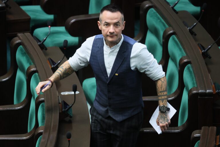 Deputowany Marcin Józefaciuk twierdzi, że szkoła maltretowała Sarę, młodą korespondentkę parlamentarną. - INFBusiness