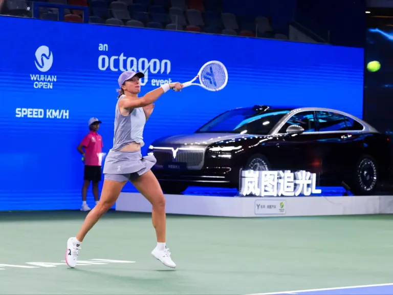 W piątek, 1 listopada, Iga Świątek otworzyła zmagania w turnieju WTA Finals. Polska tenisistka nie zaoferowała cienia szans swojej oponentce. Świątek zainaugurowała WTA Finals. Zdominowała pierwszą przeciwniczkę – Tenis - INFBusiness