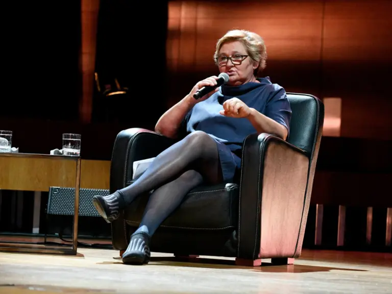 Prof. Magdalena Środa wystąpiła w programie Radio Rebeliant w serwisie YouTube, gdzie rozmawiała między innymi na temat „Kibice: Agresja i nacjonalizm w sporcie”. Znana polska filozofka stanowczo skrytykowała... boiska orlik. Orliki: Centra wylęgu chuliganów i nacjonalistów? Ostra reakcja Środy na plan Tuska. - INFBusiness