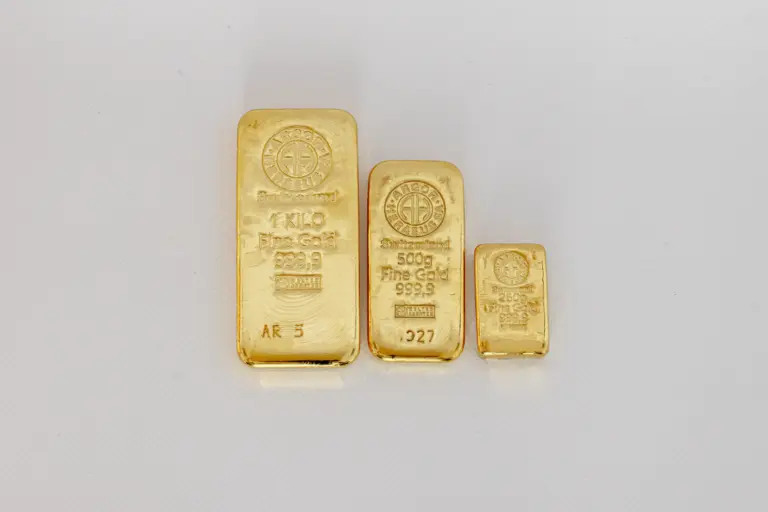 Kurs złota po raz pierwszy w dziejach przeszedł granicę 4 000 dolarów za jednostkę, co wzbudziło mnóstwo opinii. Jedni dostrzegają w tym symptom wzrastających problemów ekonomicznych i ucieczkę środków w bezpieczne aktywa, inni - znak, że na nabycie jest już zbyt późno. Inwestowanie w złoto: obalamy powszechne obawy. - INFBusiness