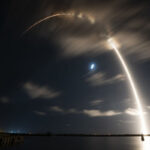 SpaceX wystrzeliwuje rakiety z przeciwległych wybrzeży, wyrównując całkowitą liczbę misji