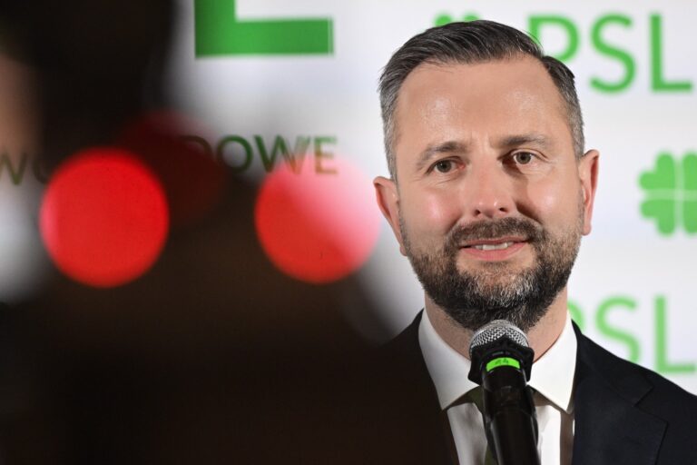 Nowy transparent, odświeżone kierownictwo oraz śmiałe projekty inwestycyjne, w tym realizacja kolei podziemnej w 10 miastach Polski – PSL finalizuje swoje wewnętrzne głosowania i rozpoczyna etap przygotowań do elekcji parlamentarnych w 2027 roku. Nie będzie to łatwe zadanie, lecz stronnicy ludowi przystępują do cyklu wyborczego z pewnymi zaletami. PSL obmyśla strategię przed wyborami. Jakie pomysły ma Kosiniak-Kamysz na unowocześnienie kraju? - INFBusiness