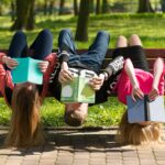 Młodzieżowe Słowo Roku 2025 – nominowani: „6-7”, „brainrot”, „bro”, „fr”, „bro”, „freaky”, „GOAT”, „klasa”, „lowkey”, „OKPA”, „skibidi”, „szpont”, „tuff”,