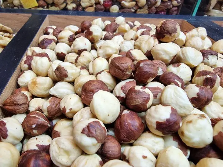 Wiele osób uważa orzechy za ciężkie i stara się ich unikać wieczorem. Dietetycy twierdzą jednak, że przynoszą one największe korzyści tuż przed snem. Dlaczego warto zjeść garść orzechów przed snem: sekret, którego lekarze ci nie zdradzą - INFBusiness