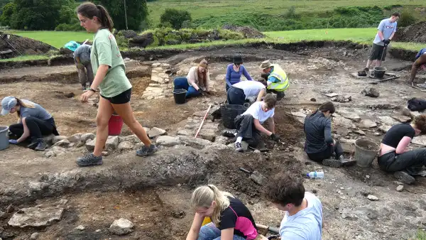 Wideo Belgijscy archeolodzy odkryli dobrze zachowanego psa pochodzącego z czasów rzymskich Znaleziono 2000-letni rzymski owoc w starożytnym forcie w północnej Anglii - INFBusiness