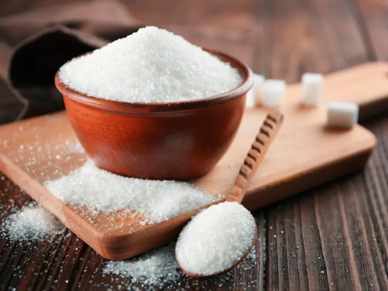 Unijna instancja objaśnia werdykt dotyczący podwyższenia limitu na cukier przepowiedniami, które sygnalizują jego niedobór w wymiarze ogólnoświatowym oraz na europejskim rynku. KE zezwala na większy limit importu cukru z Ukrainy. Również w roku 2025. - INFBusiness