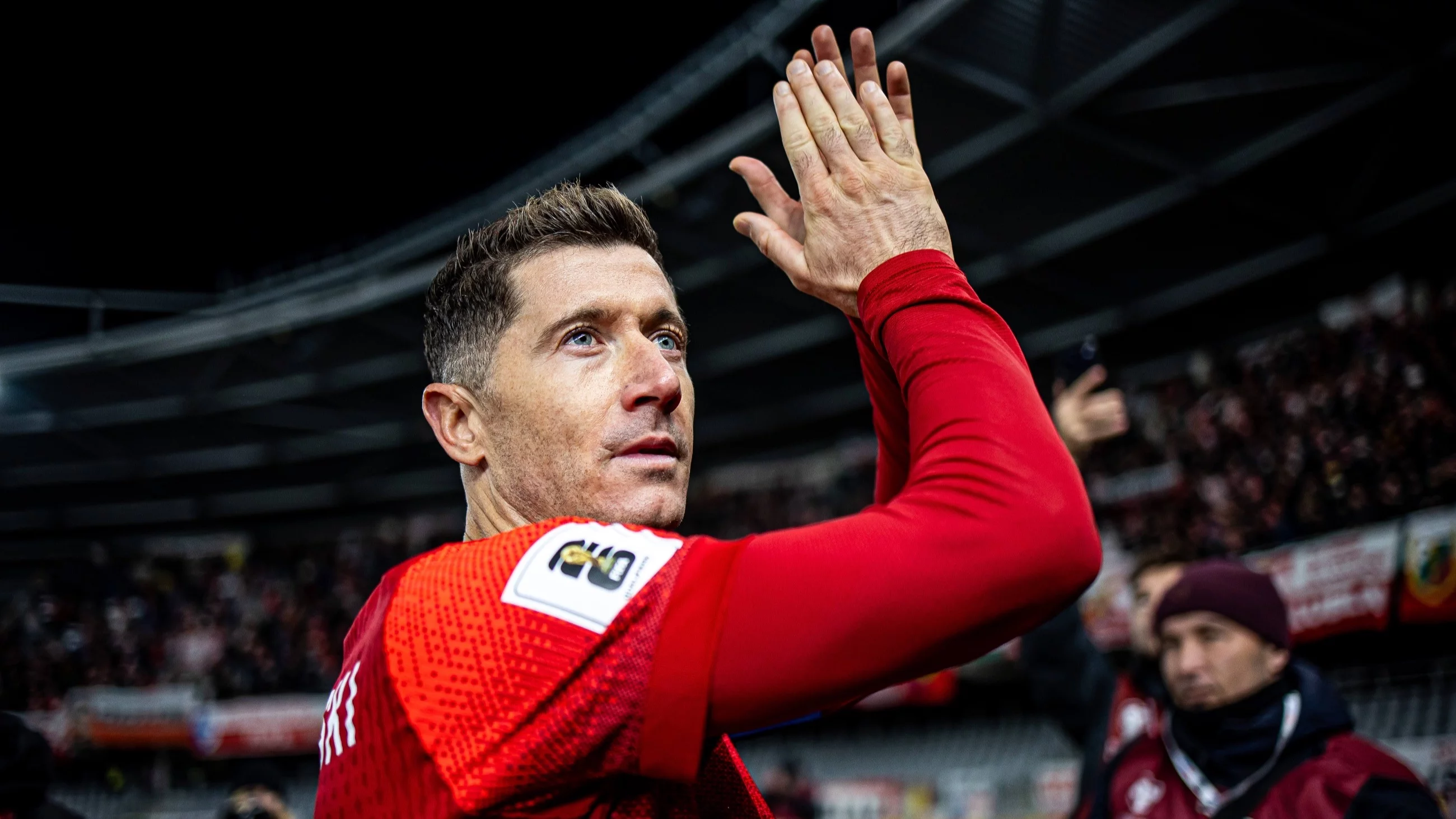 Wygląda na to, że aktualnie rozgrywają się newralgiczne tygodnie w kontekście dalszej kariery Roberta Lewandowskiego. Czy reprezentant Polski pozostanie w dalszym ciągu zawodnikiem FC Barcelony? Robert Lewandowski