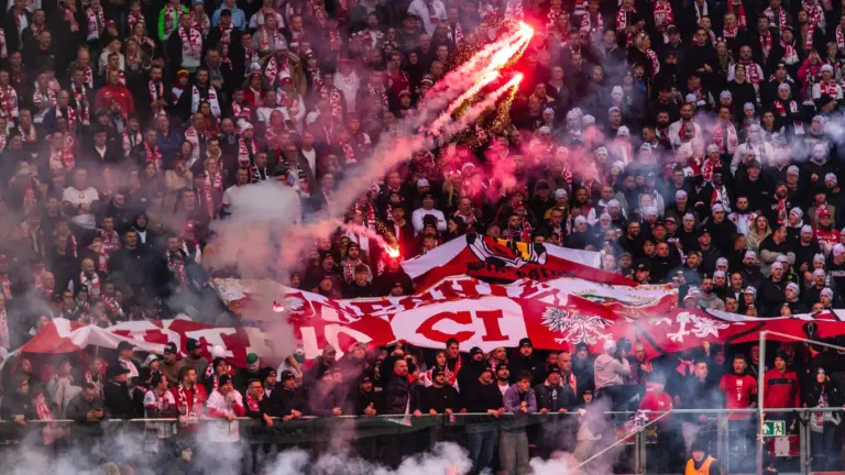 UEFA rozważa zamknięcie Stadionu Narodowego? Dotkliwe sankcje grożą PZPN w związku z incydentem z pirotechniką – Futbol - INFBusiness