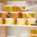 Nie jedz tego z miodem: Ekspert ujawnił niebezpieczną kombinację, którą można znaleźć w każdej kuchni.