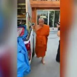 Tajka puka do trumny po tym, jak przywieziono ją do świątyni na kremację