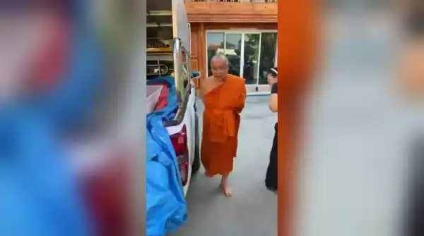 Tajka puka do trumny po tym, jak przywieziono ją do świątyni na kremację - INFBusiness