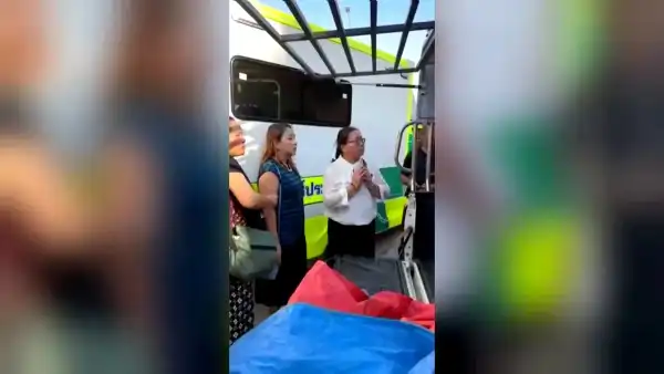 Tajka puka do trumny po tym, jak przywieziono ją do świątyni na kremację - INFBusiness