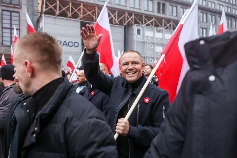 Po upływie 100 dni od objęcia urzędu prezydent jawi się jako postać jednocząca oponentów obozu rządzącego Donalda Tuska. Ewentualny powrót PiS do władzy może dokonać się wedle warunków postawionych przez głowę państwa, której popularność wzrasta, inaczej niż w przypadku lidera najliczniejszej partii opozycyjnej. Karol Nawrocki: As Kaczyńskiego's Supposed Top Asset. President's First 100 Days Assessed - INFBusiness