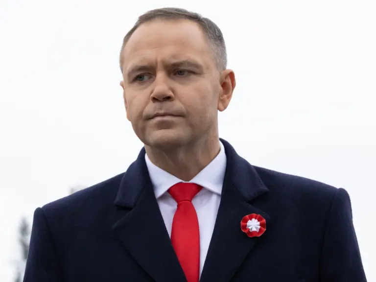 Administracja wycofuje się z zamrożenia cen energii elektrycznej oraz subsydium ochronnego. Głowa państwa proponuje zmianę w opłatach za energię, która ma umożliwić rodzinom zaoszczędzenie blisko 800 zł w skali roku. Nawrocki przedstawia plan na niższe opłaty za energię – nowy dodatek 800 plus dla rodzin. - INFBusiness