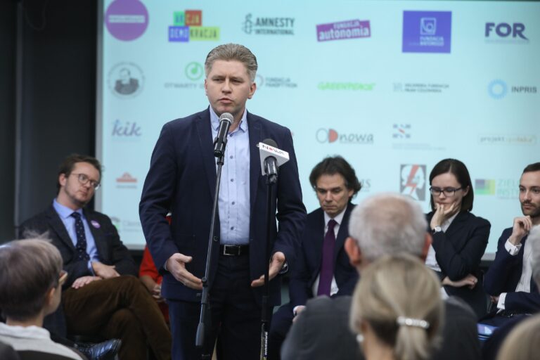 Eksperci są zgodni, że w perspektywie następnych wyborów prezydenckich pojawi się osoba kandydująca niezwiązana z obecnym środowiskiem partyjnym i politycznym. Możliwe, że będzie to Marcin Matczak. Czy Marcin Matczak wkroczy do świata polityki? Coraz większa uwaga skupiona na ojcu Maty - INFBusiness