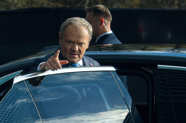 W najnowszej ankiecie instytutu Opinia24 stronnictwa wybrane przez większość ankietowanych dzieli niemal 6 pkt. proc. Sojusznicy partii Donalda Tuska zyskują poparcie w zakresie marginesu błędu statystycznego Opinia24: KO wzrasta o ponad 2 punkty procentowe w miesiąc. Spadek notowań PiS. - INFBusiness