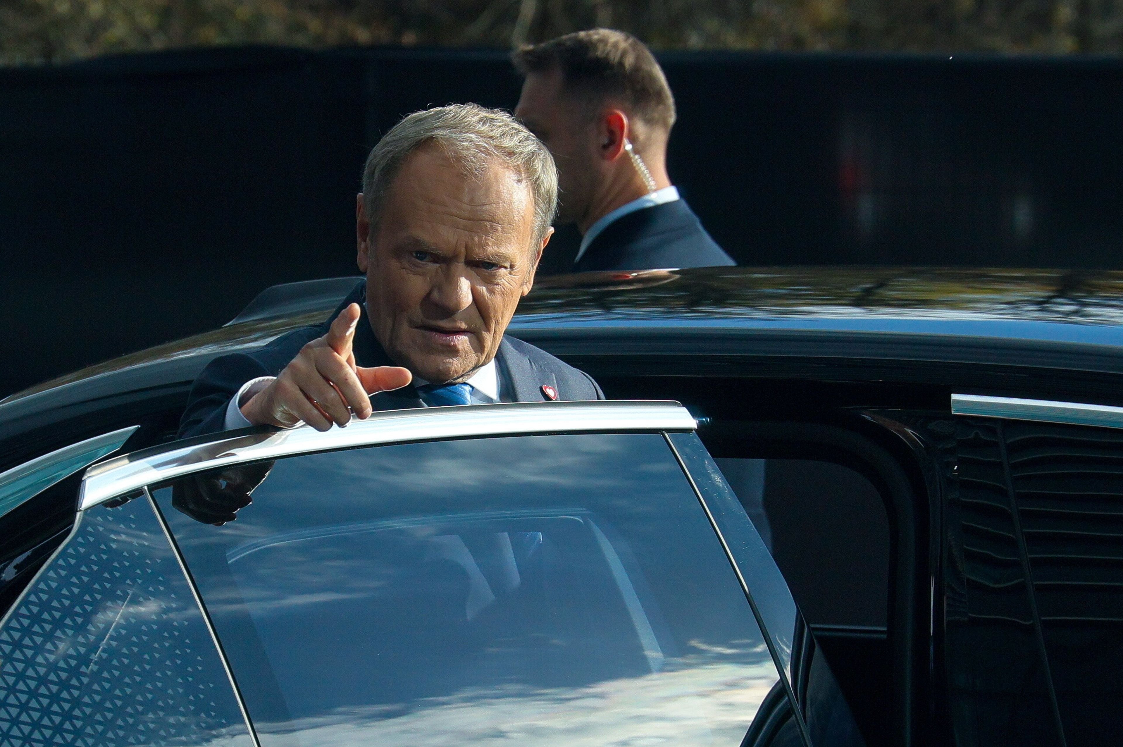 Opinia24: KO wzrasta o ponad 2 punkty procentowe w miesiąc. Spadek notowań PiS. - INFBusiness