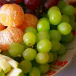 Kiedy jeść owoce: Główny błąd, który zamienia witaminy w toksyny