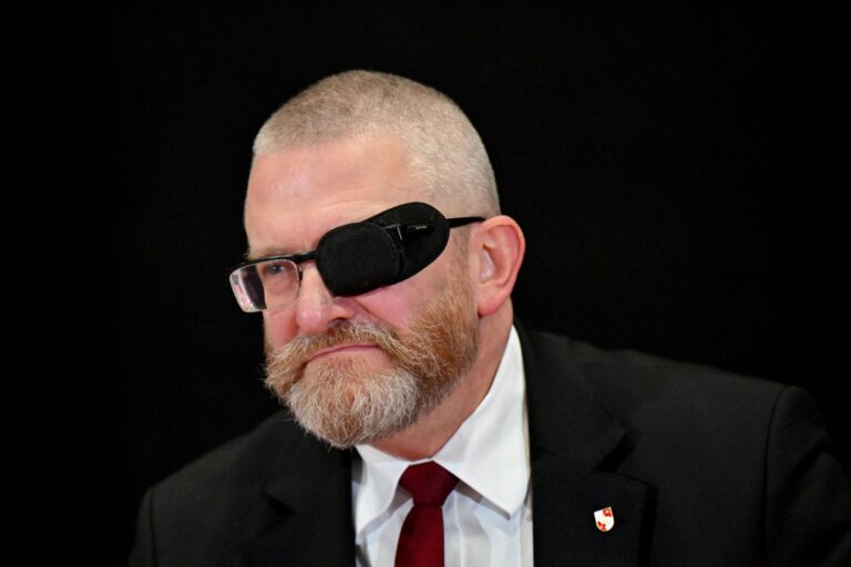 Grzegorz Braun, deputowany do Europarlamentu i przywódca Konfederacji Korony Polskiej, złożył wniosek o „natychmiastowe zapewnienie odpowiedniej osłony kontrwywiadowczej”. Podejrzewa on aktywności mające na celu „zdyskredytowanie narastającej potęgi stronnictwa opozycyjnego i oczernianie jego lidera”. Braun domaga się wsparcia. "Widoczny atak na nas" - INFBusiness