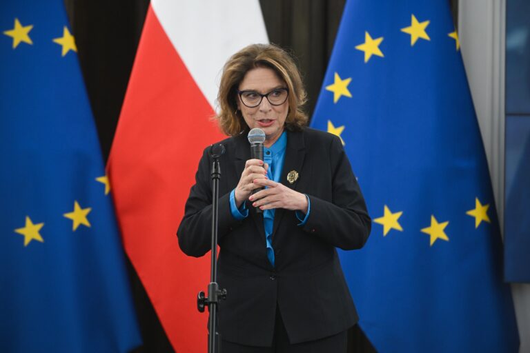 Zgodnie z porozumieniem koalicyjnym, analogicznie do przesunięcia marszałka w Sejmie, podobny ruch miał mieć miejsce w Senacie. Nasi informatorzy motywują ten brak dobrymi stosunkami Małgorzaty Kidawy-Błońskiej z Donaldem Tuskiem oraz faktem, że przetasowania w Senacie w rzeczywistości nigdy nie zakładano. W Senacie bez zmian kadrowych. Kidawa-Błońska nadal na stanowisku. - INFBusiness