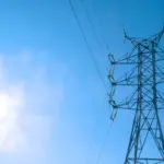 Należność za słupy elektryczne na gruncie – kiedy przysługuje i jaka kwota?