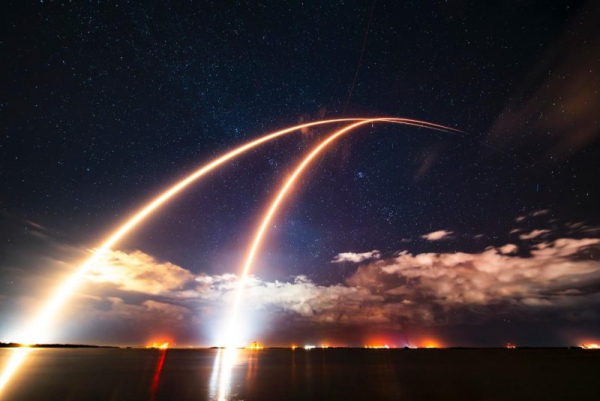 Rekordowy podwójny start: SpaceX wystrzeliło dwie rakiety Falcon 9 z Florydy - INFBusiness