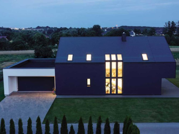 Architektura to dziedzina, która koncentruje się nie tylko na wznoszeniu praktycznych budowli, lecz przede wszystkim na potrzebach osób, które będą z nich korzystać. Zatem w procesie projektowym warto brać pod uwagę nie tylko estetykę i innowacyjność, ale również dbałość o środowisko naturalne i lokalne surowce. Stosujmy materiały solidne, urzekające i uniwersalne, które będą propagować polskie projekty i kulturę materiałową, bez jakichkolwiek ustęstw jakościowych. Konstrukcje powinny współgrać z otaczającym je krajobrazem, zachowując równowagę ekologiczną oraz kreując nowoczesną, lecz przyjazną użytkownikom architekturę. FAKRO: DRZEWO, KTÓRE DAJE NATCHNIENIE - INFBusiness