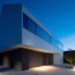 Juxtapozycja barw: antracyt i alabaster w modernistycznej odsłonie.