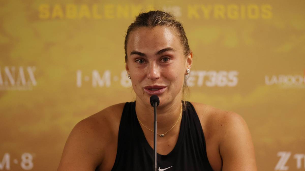 Aryna Sabalenka siedzi przy mikrofonie podczas konferencji prasowej.