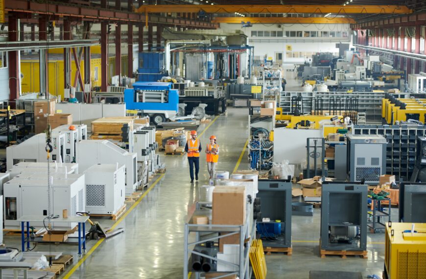 Rynek pracy 2025 – opinie: Związki zawodowe potępiają słabą komunikację i redukcję etatów.