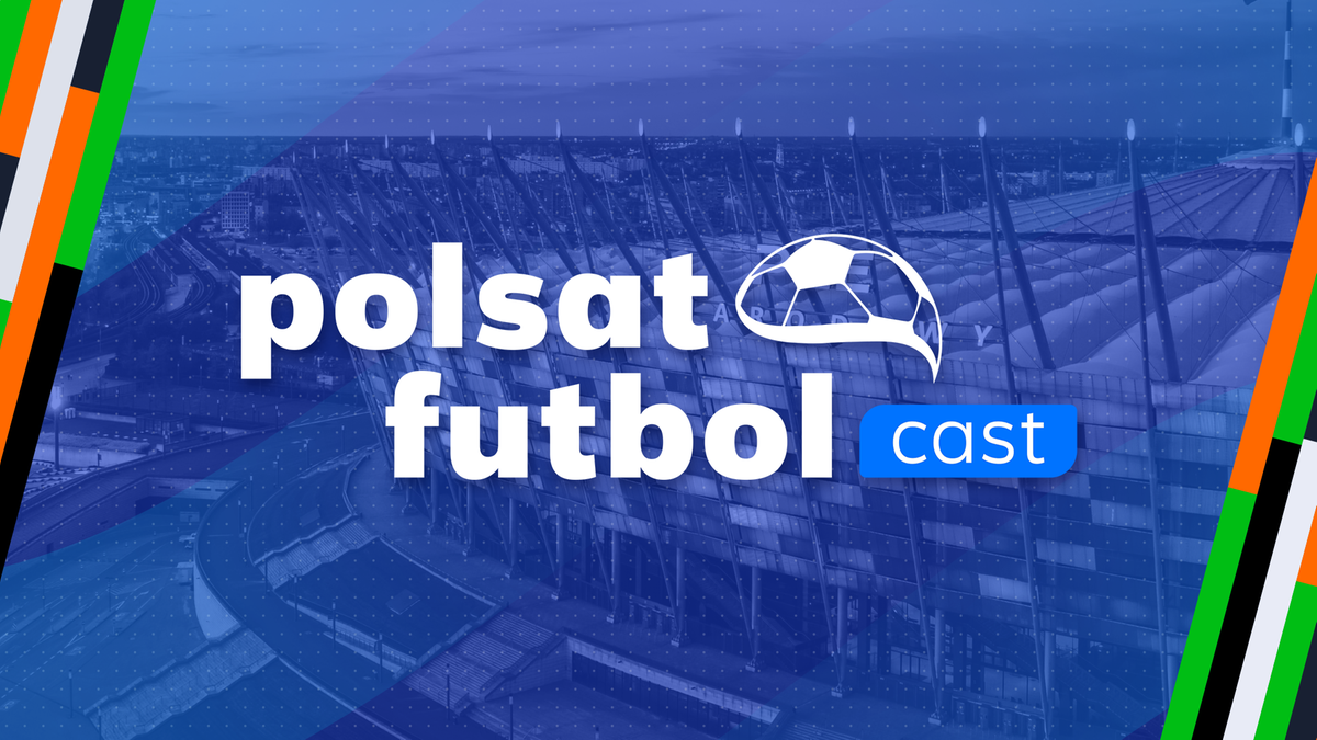 Grafika promocyjna programu Polsat Futbol Cast na tle stadionu.